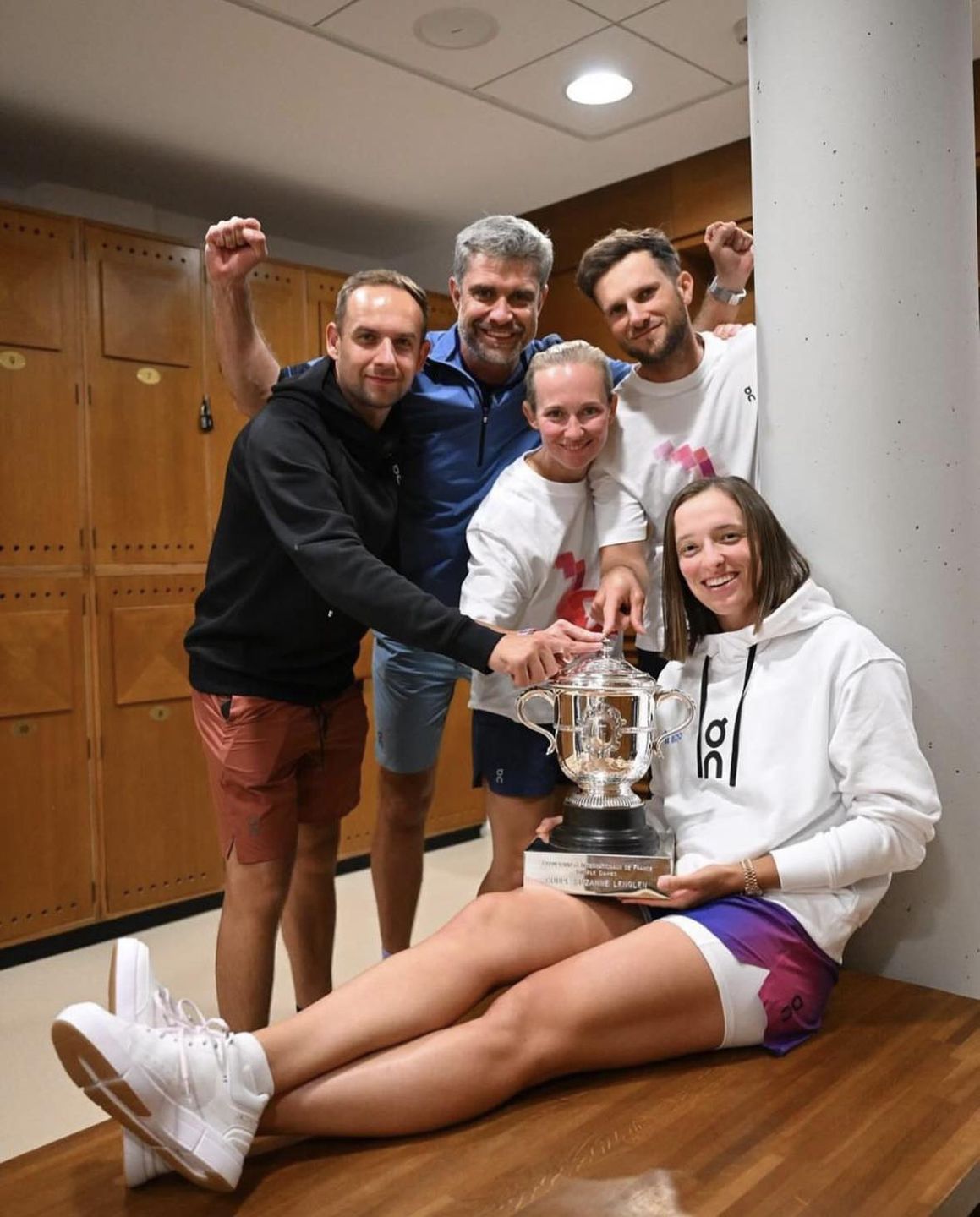 Iga Świątek pozuje z pucharem i dziękuje za wsparcie