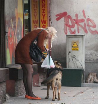 Pies aktorki z "Plebanii" robi kupę na chodniku (FOTO)