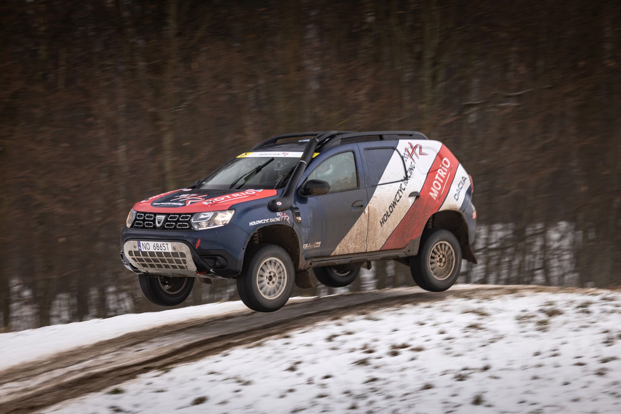Dacia chętnie skacze i ląduje miękko. Nawet kiedy systemy bezpieczeństwa wyłączają silnik od uderzenia o podłoże, kierowca i pilot nie cierpią.