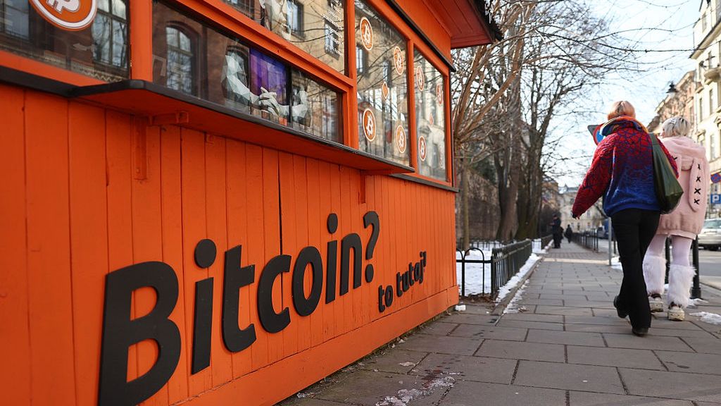 Bitcoin utknął w miejscu. Surowce przejmują rynek