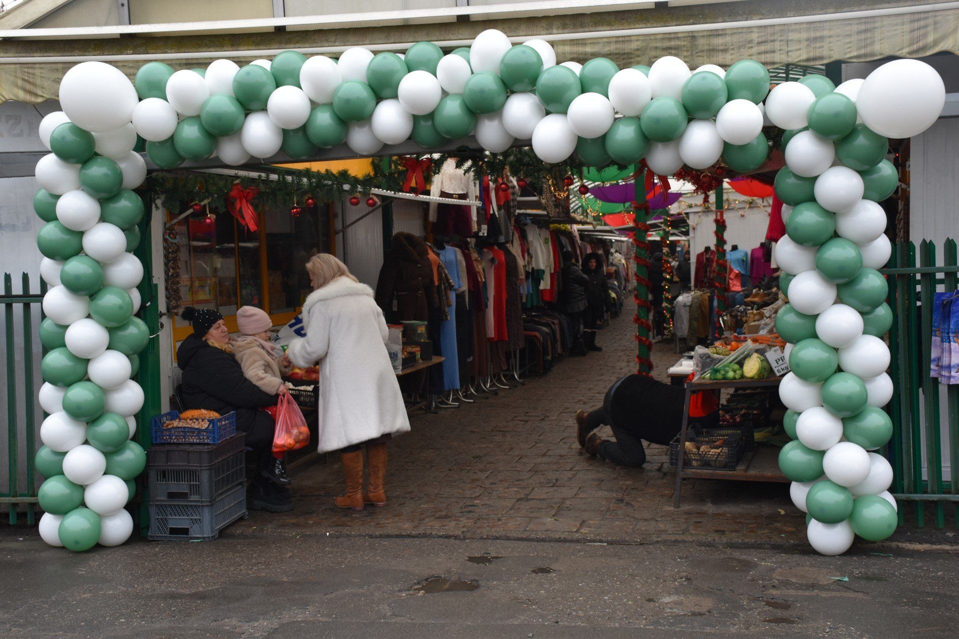 Część wiat i straganów na fragmencie od ulicy 3 maja została rozebrana, ale nie zniknął handel. Kupcy, którzy nadal prowadzą swoje stoiska przenieśli się na pozostałą część. W miejscu rozebranych wiat powstał parking.