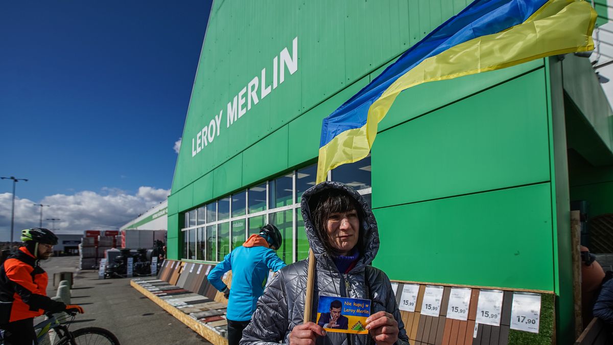 Dozen people gathered outside the French Leroy Merlin store in Gdansk, Poland on 9 April 2022  to protest against the company still operating in Russia after the Russian invasion of Ukraine (Photo by Michal Fludra/NurPhoto via Getty Images)