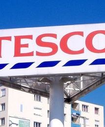 Tesco w swojej ojczyźnie wciąż przegrywa z dyskontami