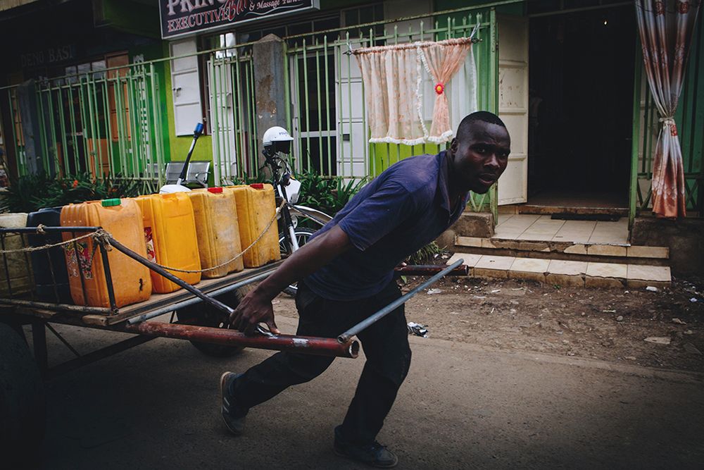Bruno Roseti odwiedził i sfotografował fascynujące życie plemienia Luo 7
