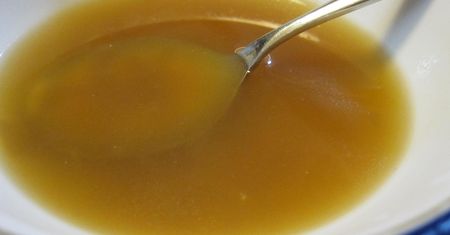Zupa cebulowa w proszku przygotowana z dodatkiem wody