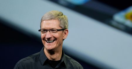 Prezes Apple z roku na rok coraz tańszy