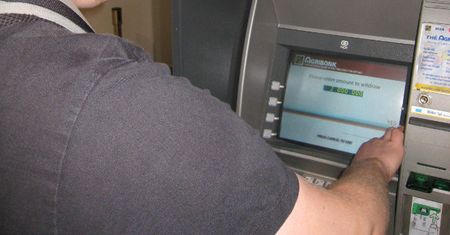 W polskim bankomacie wypłacisz... palcem
