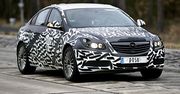 Opel Insignia ukrywa się przed Paparazzi