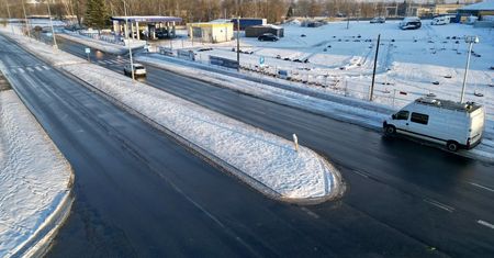 Biały bus zaparkowany przy przejściu. Nie zauważysz go i możesz sporo zapłacić