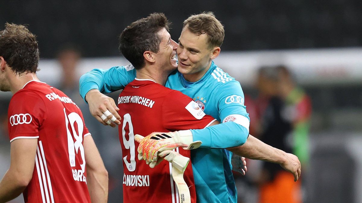 PAP/EPA / Jvşrgen Fromme / Na zdjęciu: Robert Lewandowski i Manuel Neuer