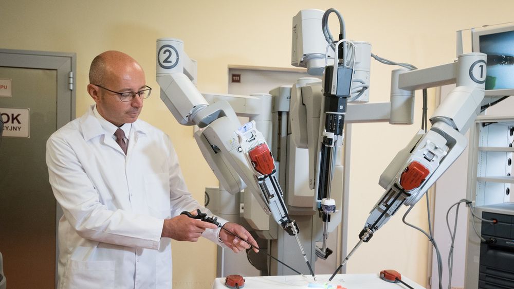 Obecnie systemy da Vinci działają w ponad 4,5 tys. placówek medycznych na całym świecie.