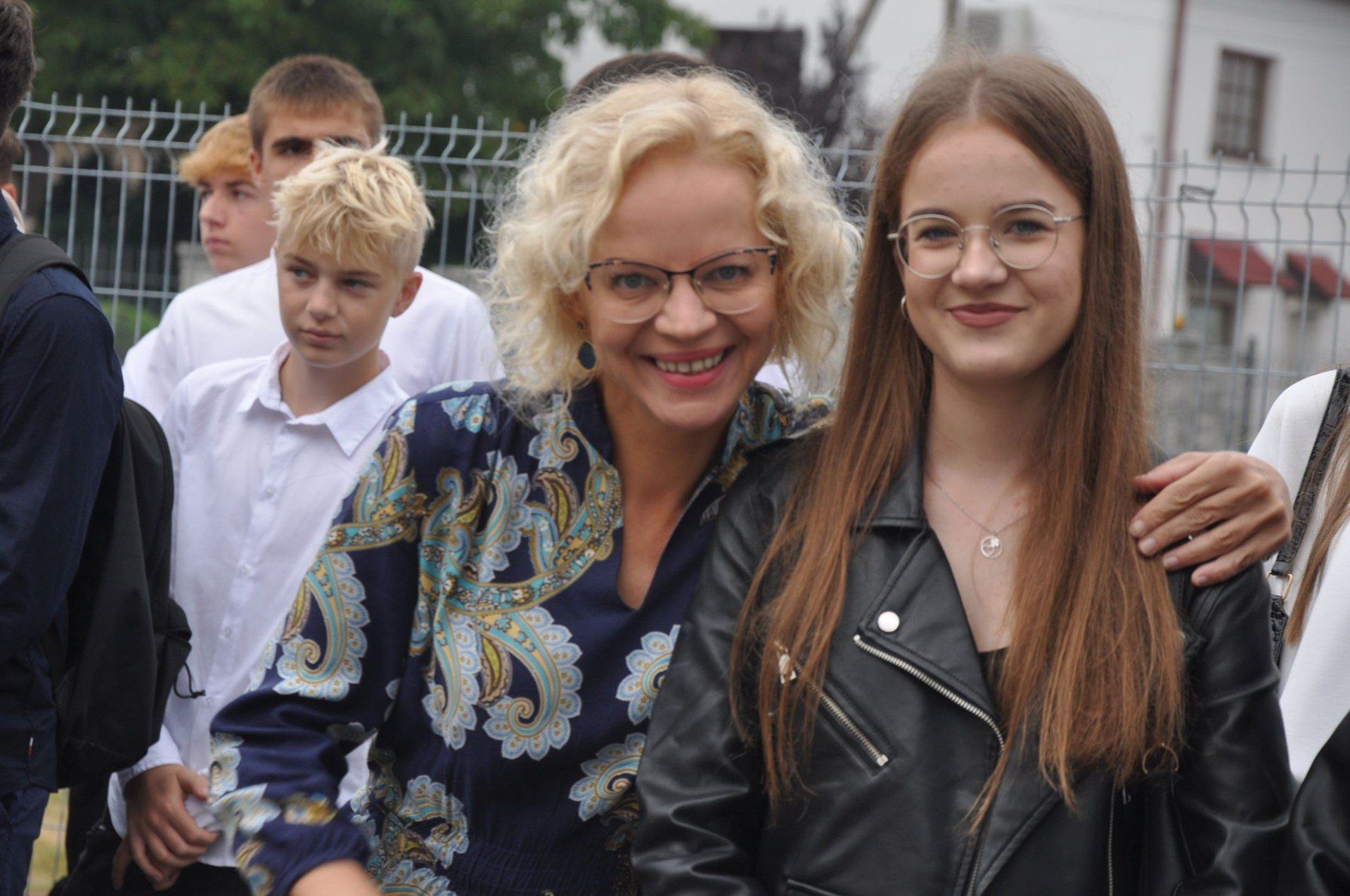 Powitanie nowego roku szkolnego w I Liceum Ogólnokształcącym w Końskich. Nauczycielka Izabela Popik z radością spotkała się ze swymi uczniami