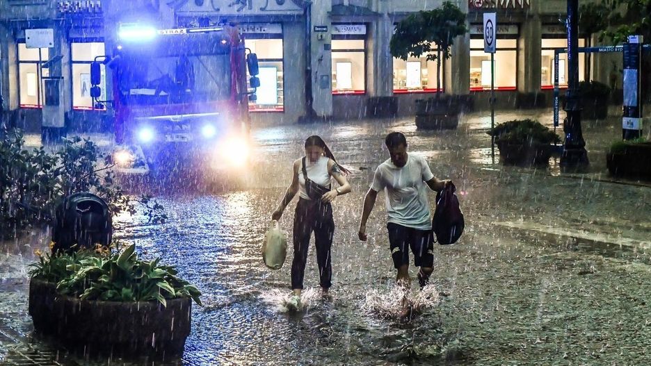 Burzom będzie towarzyszył silny wiatr oraz ulewy. Lokalnie możliwy grad.