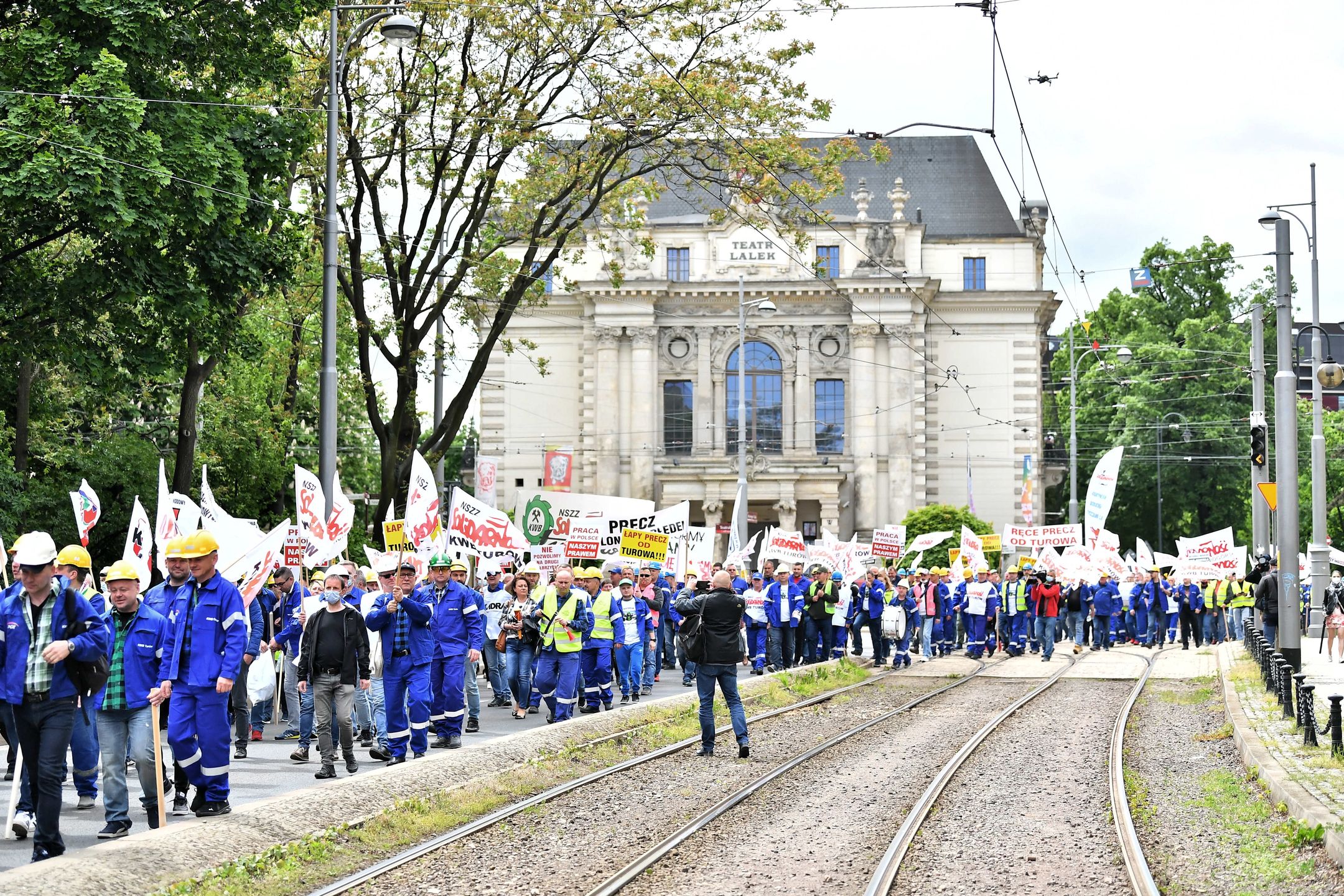 Wrocław, 26.05.2021. Pracownicy kopalni Turów podczas protestu przed siedzibą przedstawicielstwa Komisji Europejskiej i Parlamentu Europejskiego we Wrocławiu, 26 bm. w sprawie zamknięcia kopalni. Trybunał Sprawiedliwości Unii Europejskiej przychylił się do wniosku Czech i 21 bm. nakazał Polsce natychmiastowe wstrzymanie wydobycia w kopalni Turów do czasu merytorycznego rozstrzygnięcia. (sko) PAP/Maciej Kulczyński