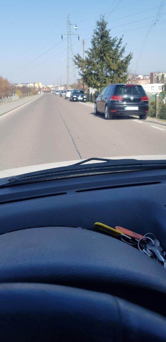 Ulica Chłopska jest zastawiona autami