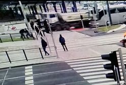 Atak nożownika na przejściu dla pieszych w Poznaniu. Ujawniono nagranie