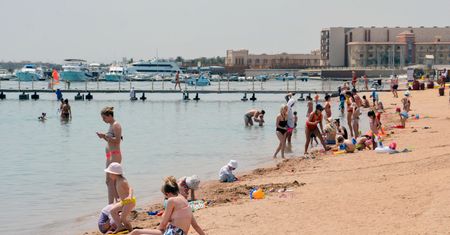 Nowa mutacja koronawirusa jako pamiątka z wakacji? Ekspert z Polski bije na alarm