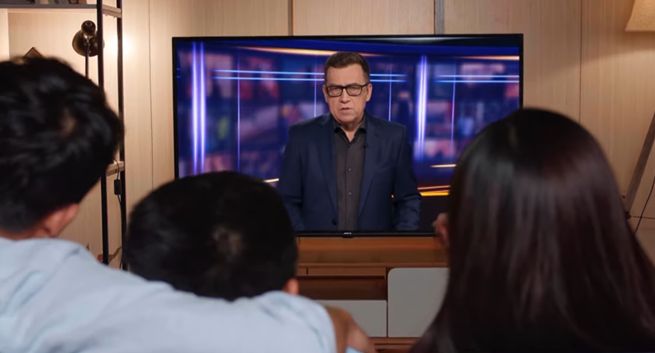 Maciej Orłoś w spocie promującym zmianę standardu telewizji naziemnej TVP