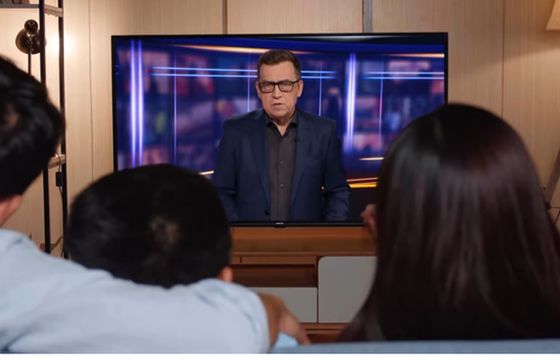 Maciej Orłoś w spocie promującym zmianę standardu telewizji naziemnej TVP