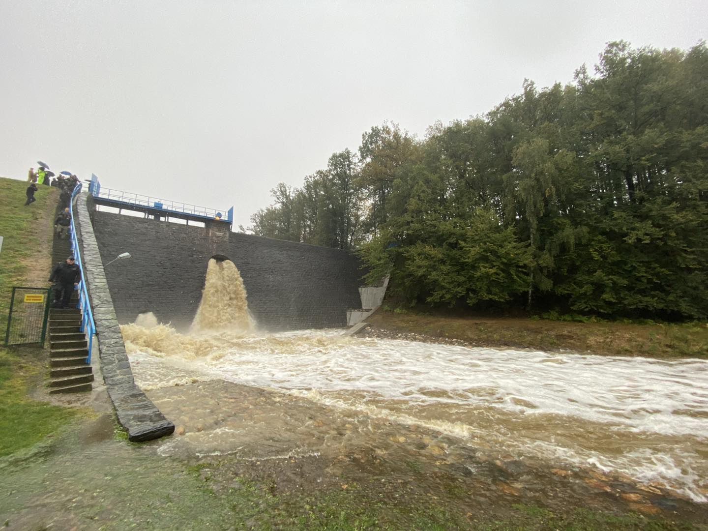 Sołtys mówi, co robią ludzie na zaporze. "Niepojęte"