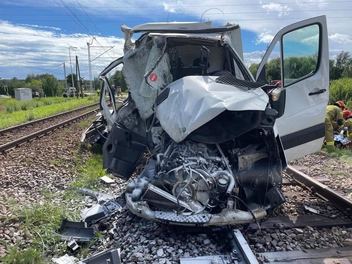 Samochód uderzony przez pociąg w Dąbrowie Górniczej 