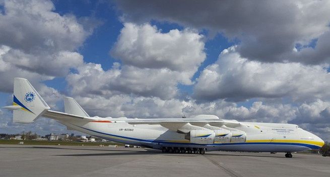 Relacja z lądowania największego samolotu świata z rekordowym zainteresowaniem na YouTube. "Propagandowy show jak z czasów PRL"