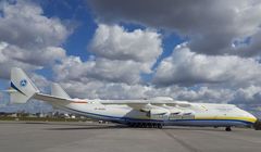 Relacja z lądowania największego samolotu świata z rekordowym zainteresowaniem na YouTube. "Propagandowy show jak z czasów PRL"