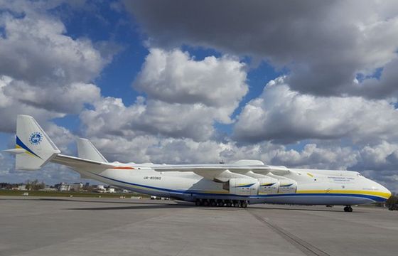 Relacja z lądowania największego samolotu świata z rekordowym zainteresowaniem na YouTube. "Propagandowy show jak z czasów PRL"