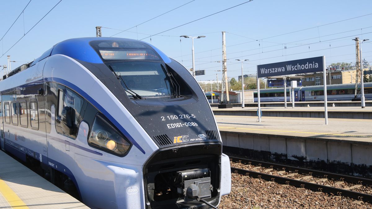 Pociąg PKP Intercity na stacji Warszawa Wschodnia
