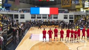 Minuta ciszy, flagi Francji. Drużyna koszykarska z USA uczciła pamięć kolegi zabitego w Paryżu