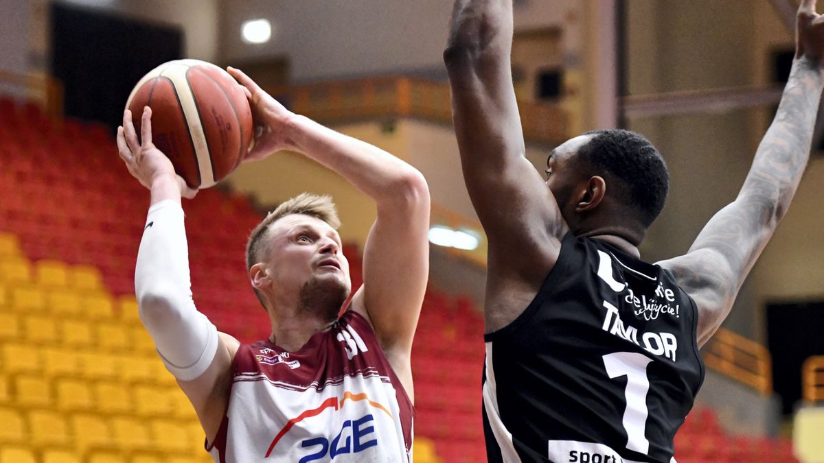 Zdjęcie okładkowe artykułu: PAP / Marcin Bielecki / Na zdjęciu: koszykarze Startu i Spójni zagrali przy pustych trybunach