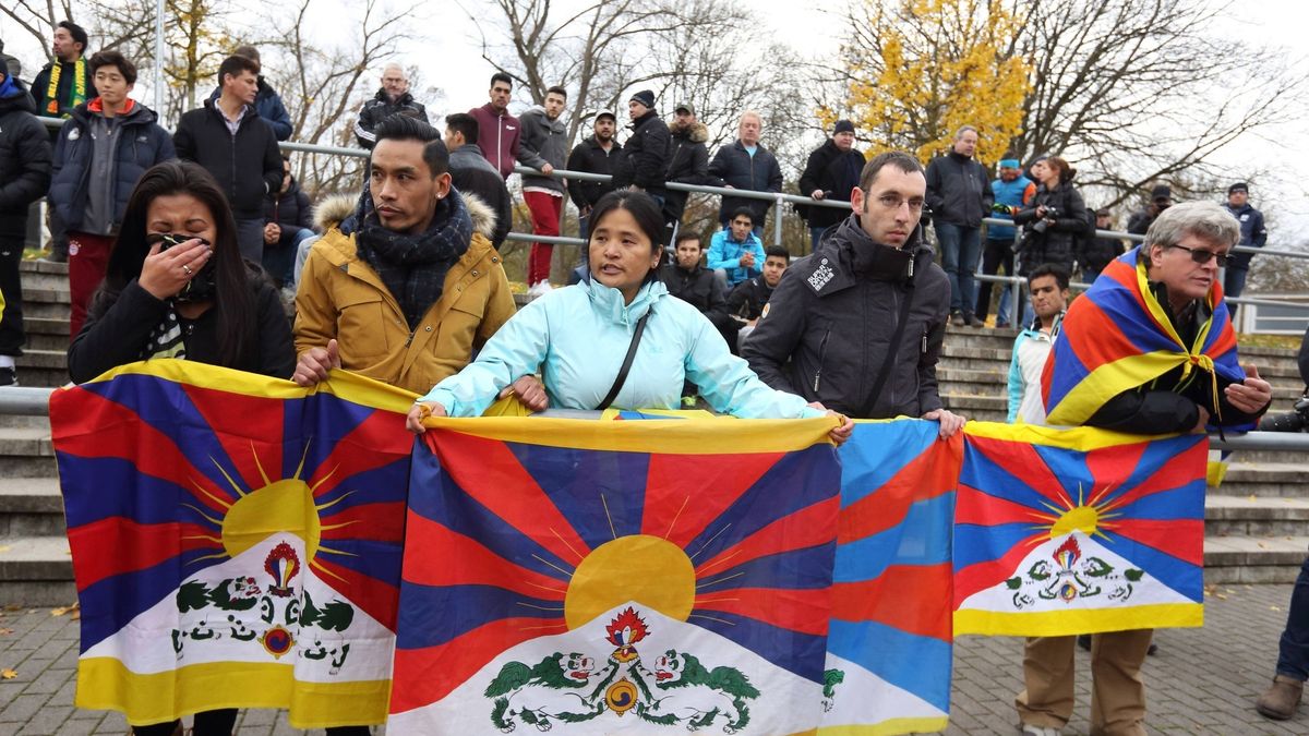 Kibice z flagami Tybetu podczas meczu TSV Schott Mainz - Chiny U-20