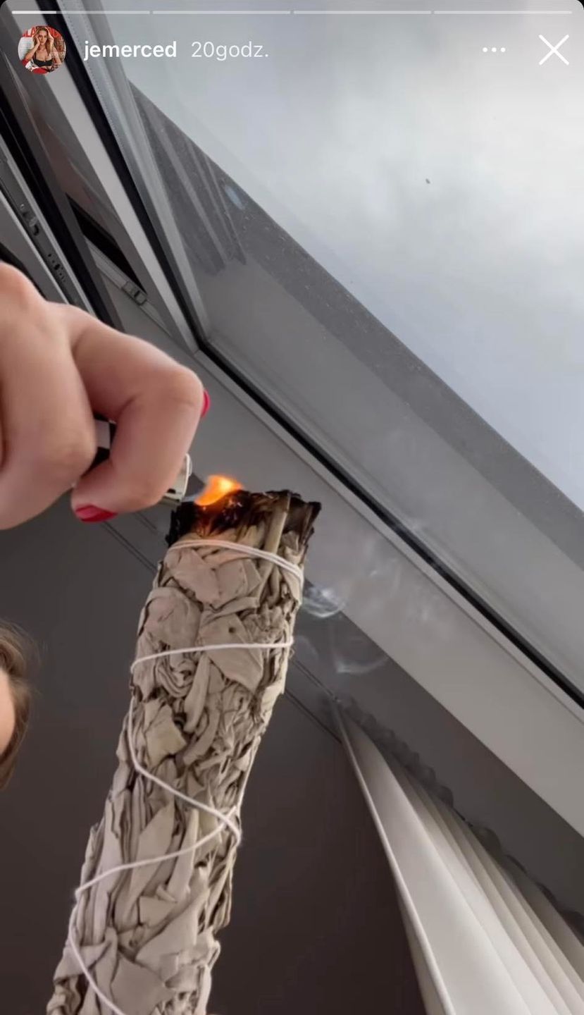 Jessica Mercedes oczyszcza negatywną energię