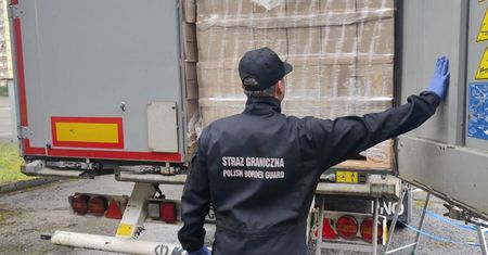Strażnicy otworzyli naczepę ciągnika. Przecierali oczy ze zdumienia