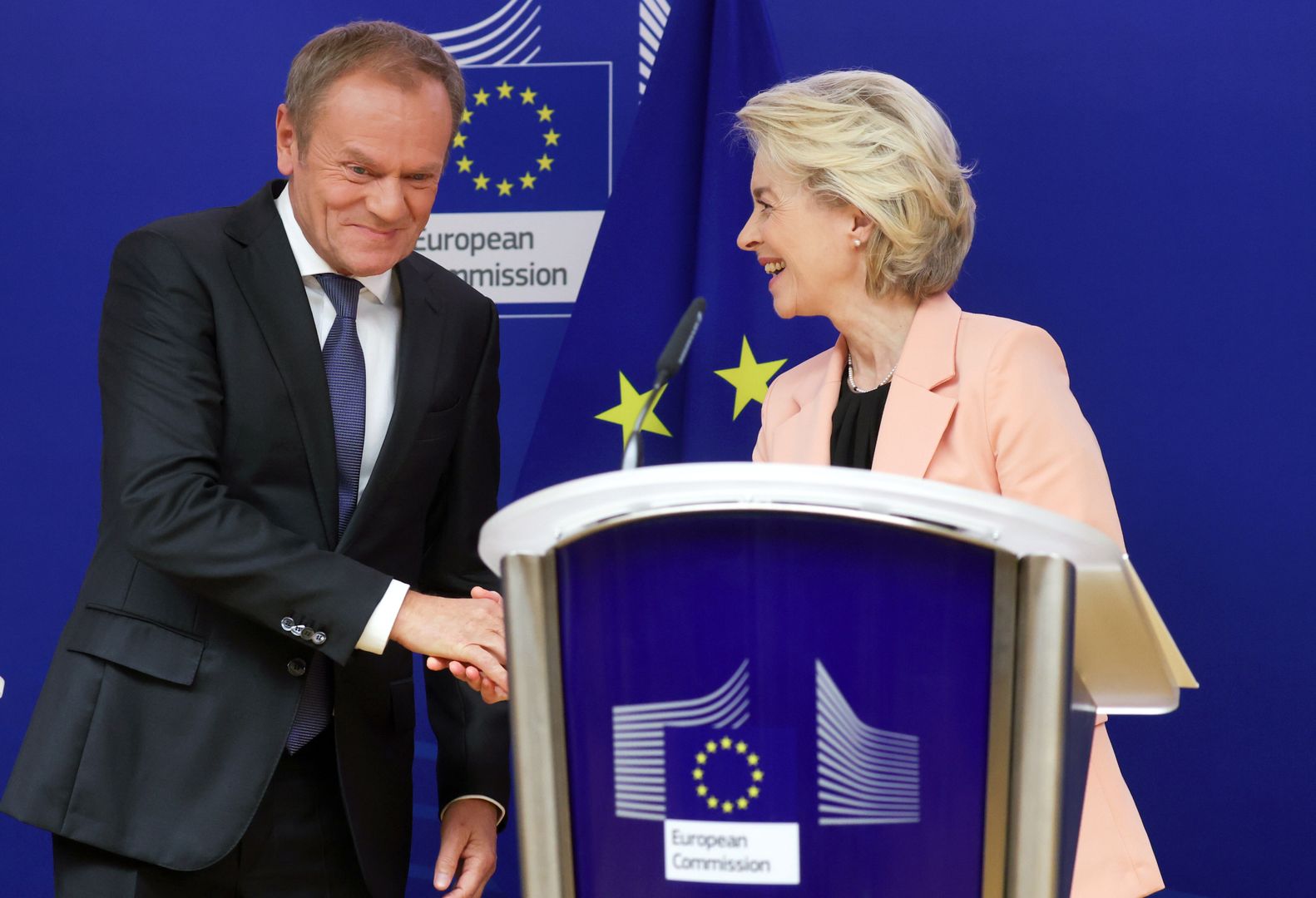 Polish leader of main opposition party Civic Platform (PO) Donald Tusk (L) is welcomed by European Commission President Ursula von der Leyen prior to a meeting in Brussels, Belgium, 25 October 2023. The leaders of the opposition alliance, who clinched a majority in Poland's recent elections, have stated their preparedness to assume power with Donald Tusk as the prime minister. This announcement coincides with the country's president commencing consultations on the formation of a new government. EPA/OLIVIER HOSLET Dostawca: PAP/EPA.