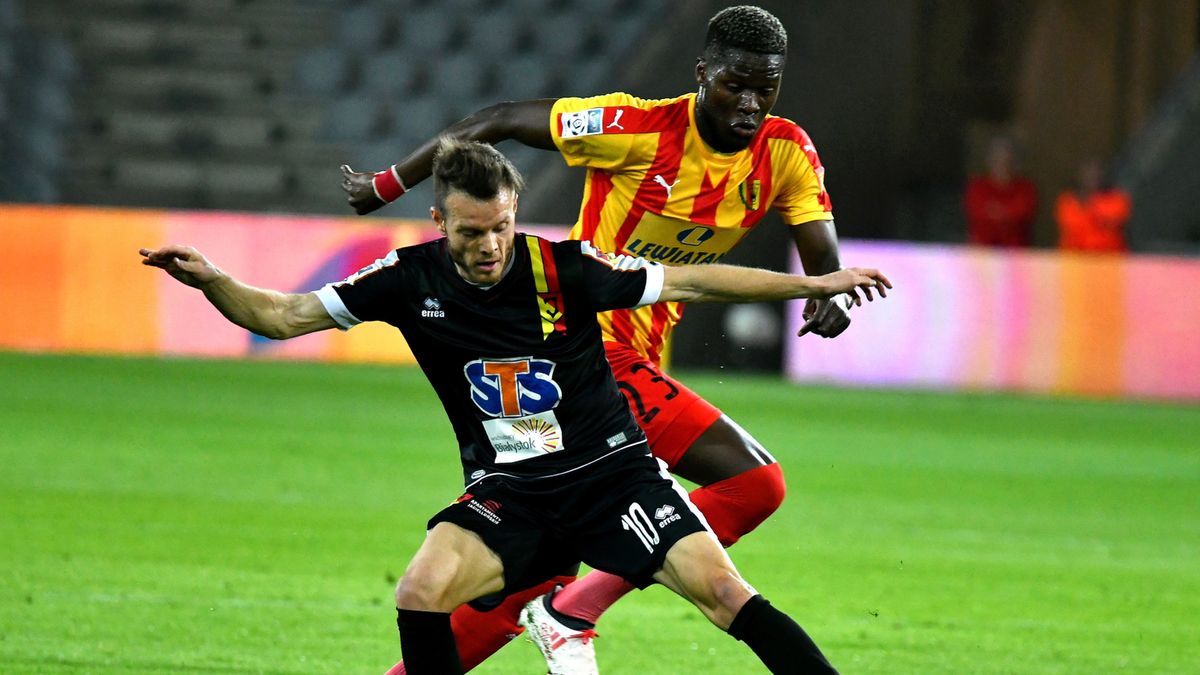 PAP / Piotr Polak / Na zdjęciu: piłkarz Korony Kielce Djibril Diaw (tył) i Dejan Lazarevic (przód) z Jagiellonii Białystok