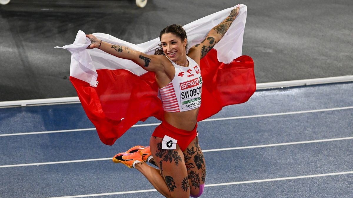 Ewa Swoboda z flagą Polski po biegu