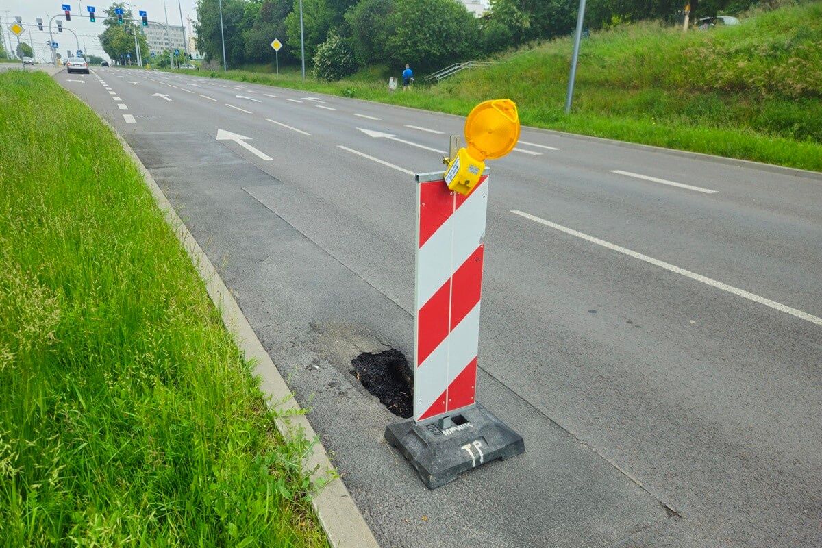 Zapadnięta nawierzchnia jezdni na al. Smorawińskiego w Lublinie