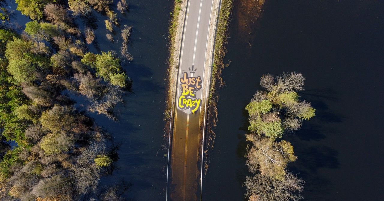 Małopolskie: Na "Podwodnicy Bolesławia" powstało... graffiti. Niestety, podobnie jak droga, napis zniknie pod zalewiskiem