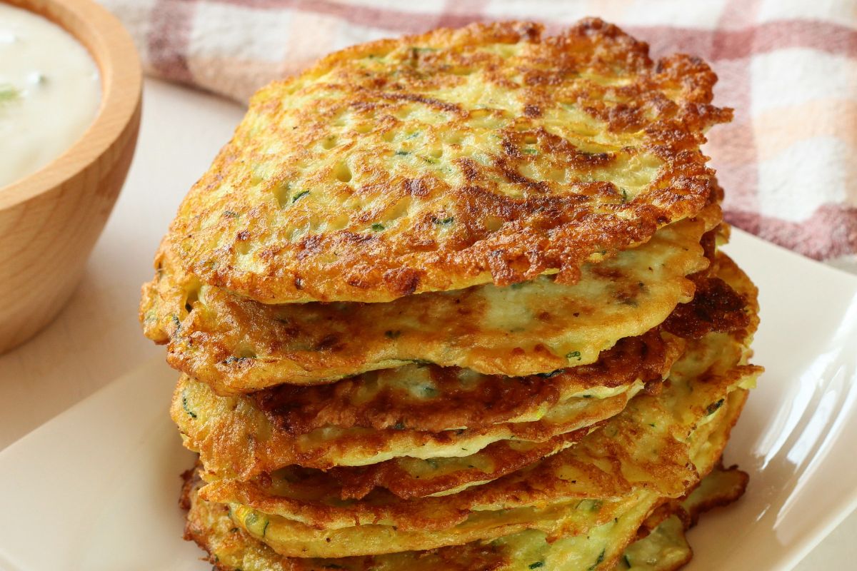 Do placków z cukinii dodałam nietypowy składnik. Są pełne białka, a do tego mają smak premium