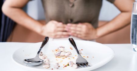Odczuwasz przykre skutki przejedzenia się? Oto jak je możesz złagodzić