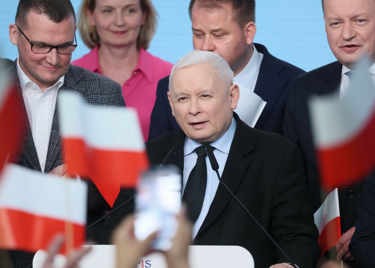 Wieczór wyborczy PiS. Jarosław Kacyzński ogłasza sukces wyborów samorządowych. Jednak paru kandydatów zawdzięcza go ukryciu powiązań PiS
