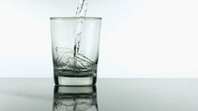 Dlaczego warto wypić szklankę wody od razu po przebudzeniu? (WIDEO)