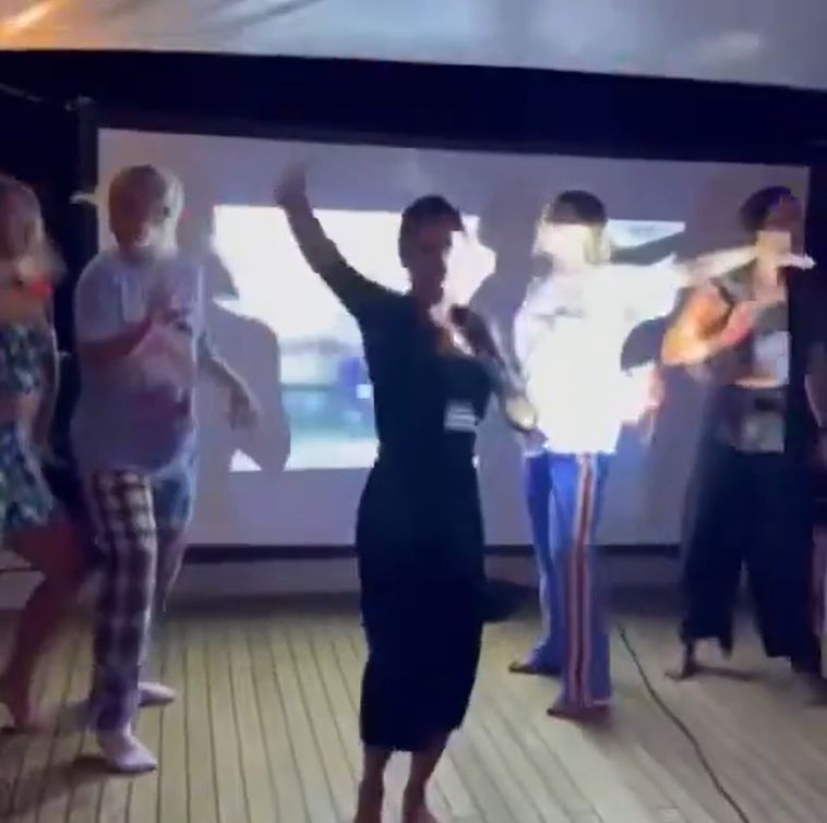Victoria Beckham daje występ do piosenki Spice Girls