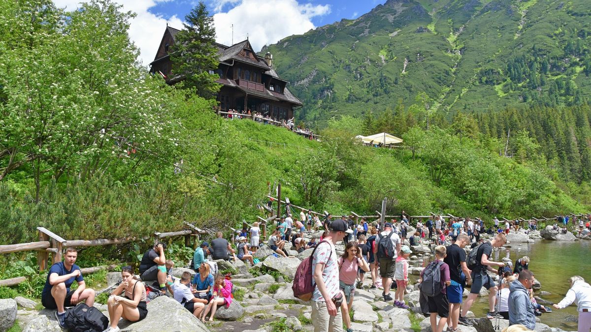 D?ugie kolejki przed wej?ciem do TPNPHOTO: ALBIN MARCINIAK / EAST NEWS Turysci nad Morskim Okiem w Tatrzanskim Parku NarodowymAlbin Marciniak