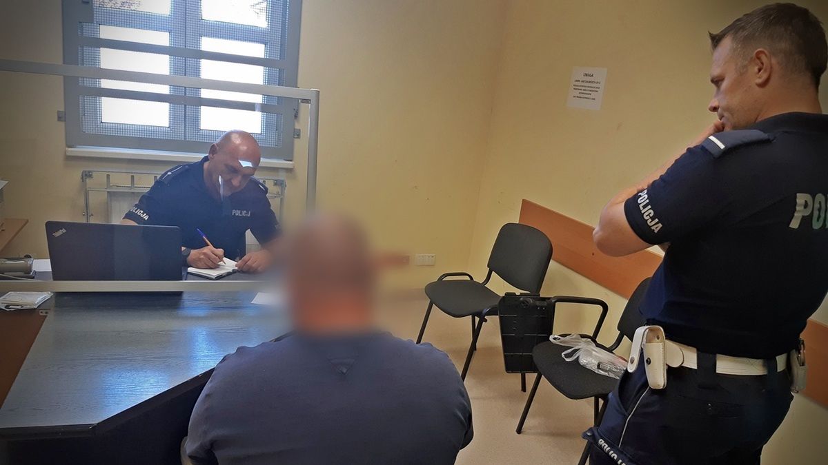 Popijał czystą siedząc za kółkiem. Został zatrzymany przez policję