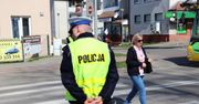 Policja maluje napisy przy przejściach. Ostrzega przed mandatem