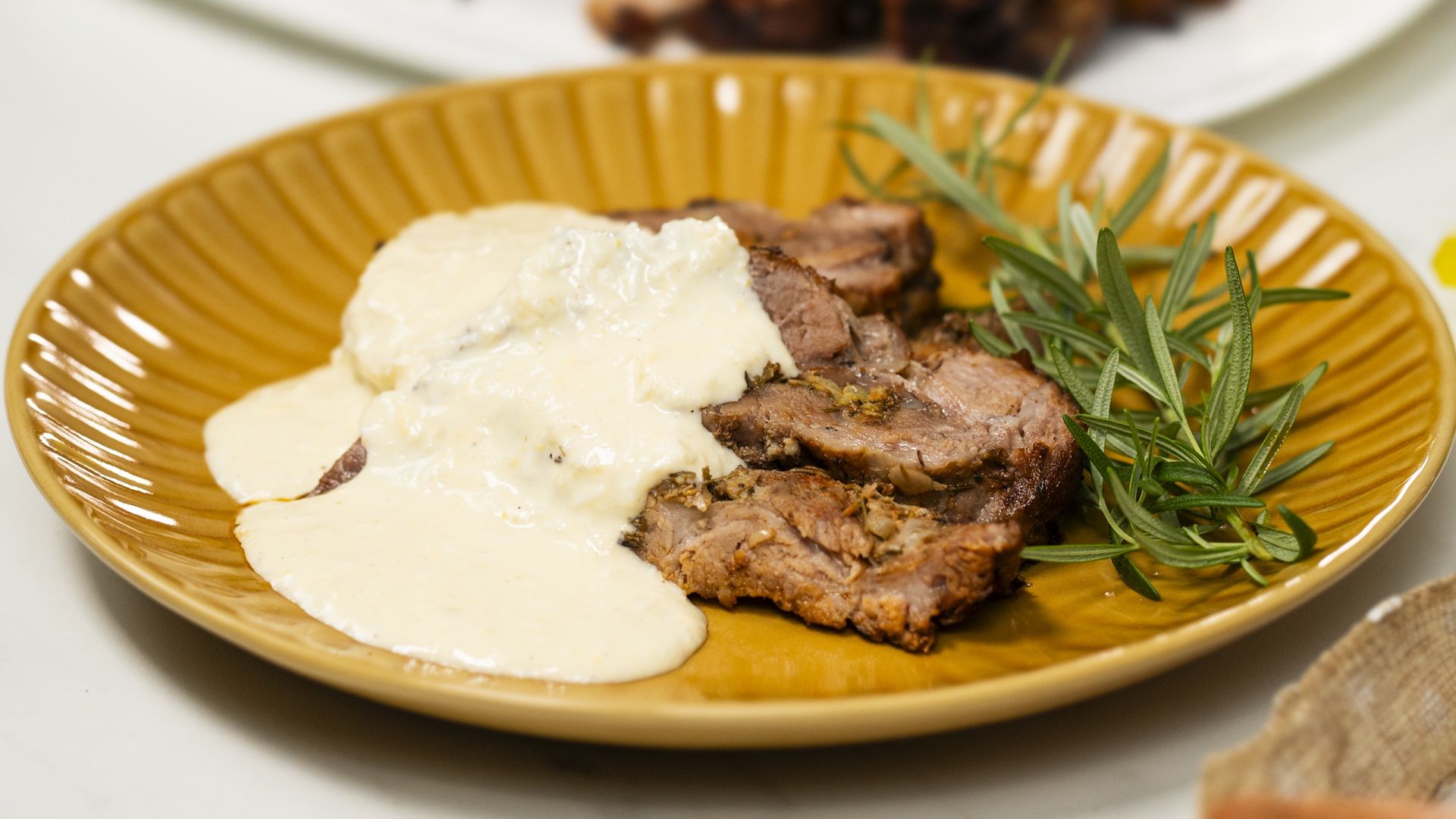 Wielkanocna rolada z karkówki z sosem chrzanowym to nasz przepis dnia. Już od samego patrzenia można natychmiast zgłodnieć