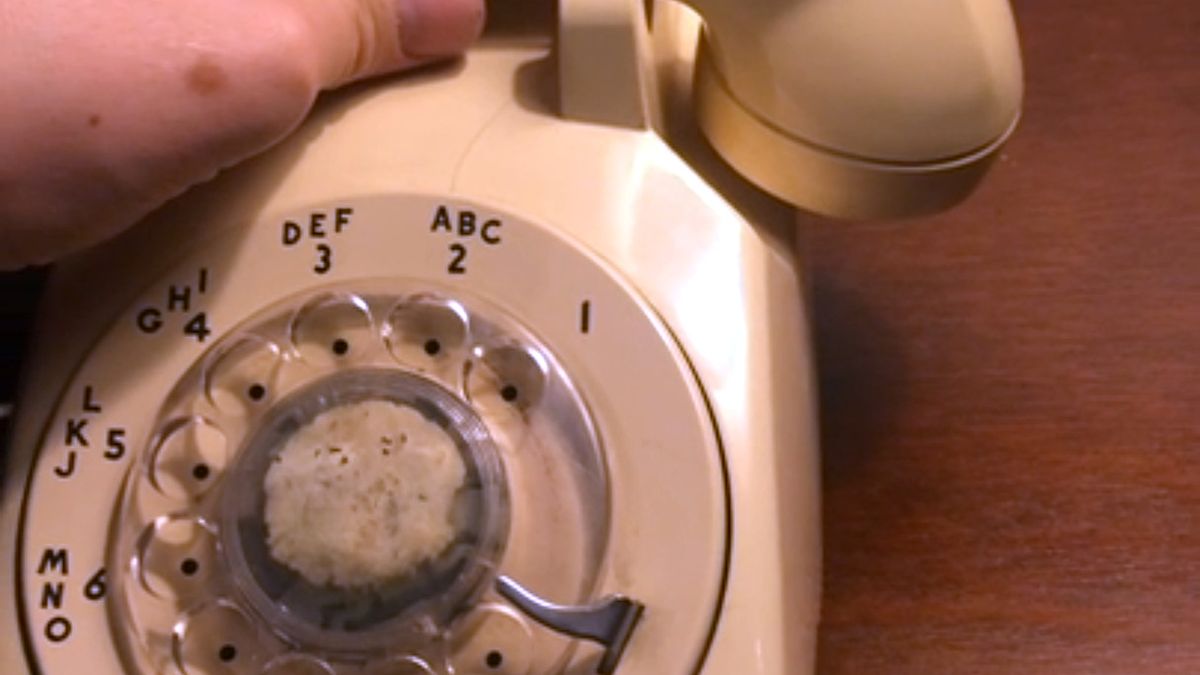 Asystent Google Home Mini w starym telefonie z tarczą numeryczną. Retro i smart w jednym 1