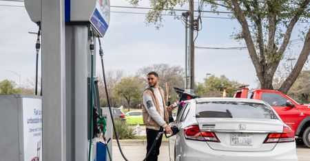 Trump siądzie do stołu? Ekspert: Jeśli cła się utrzymają, ropa będzie po 40 dolarów